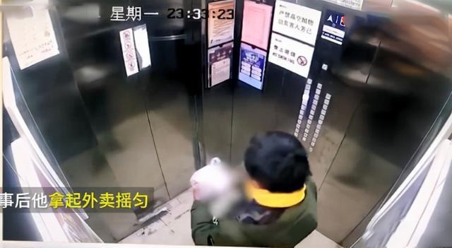 在餐盒里小便外賣員，顧客吃完胃里會出現(xiàn)什么狀況？